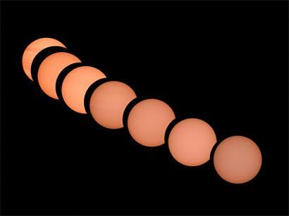 Eine Collage aus sieben Einzelbildern zeigt den Verlauf der Sonnenfinsternis