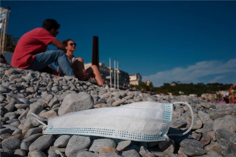 Eine Covid-Maske liegt am Strand von Nice: Ab Donnerstag können Franzosen sich im Freien maskenfrei bewegen
