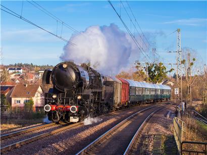 Historische Dampflok in Betrieb auf Schienen, klassische Eisenbahnmaschine fasziniert Technik- und Bahnliebhaber