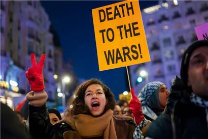 Eine Demonstrantin in Madrid
