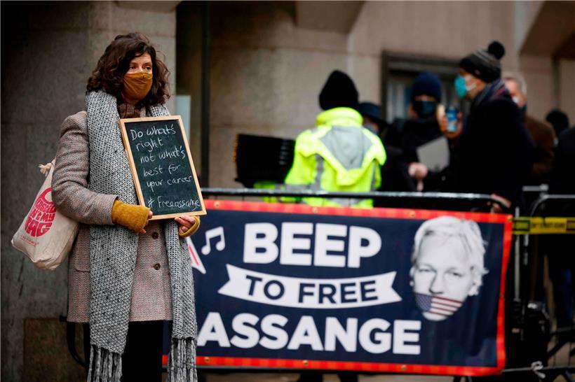 Eine Demonstrantin steht am Montag vor dem Strafgerichtshof Old Bailey mit einer Tafel mit der Aufschrift "Do what’s right not what’s best for your career – #Freeassange" (Tun Sie, was richtig ist, nicht was für Ihre Karriere das Beste ist)
