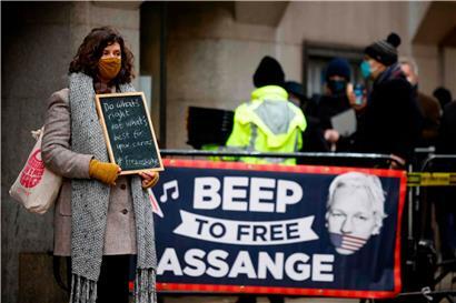 Eine Demonstrantin steht am Montag vor dem Strafgerichtshof Old Bailey mit einer Tafel mit der Aufschrift "Do what’s right not what’s best for your career – #Freeassange" (Tun Sie, was richtig ist, nicht was für Ihre Karriere das Beste ist)
