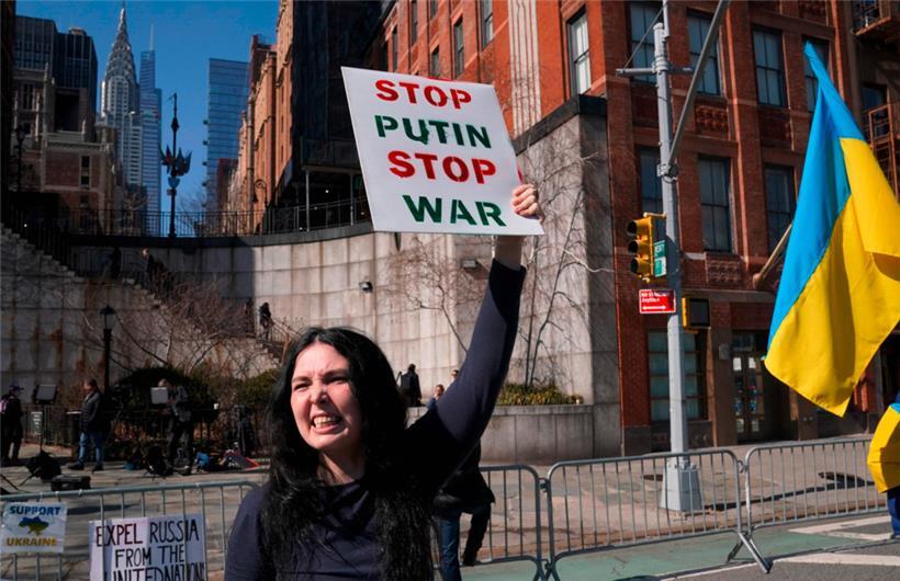 Eine Demonstrantin vor dem Gebäude der Vereinten Nationen in New York 
