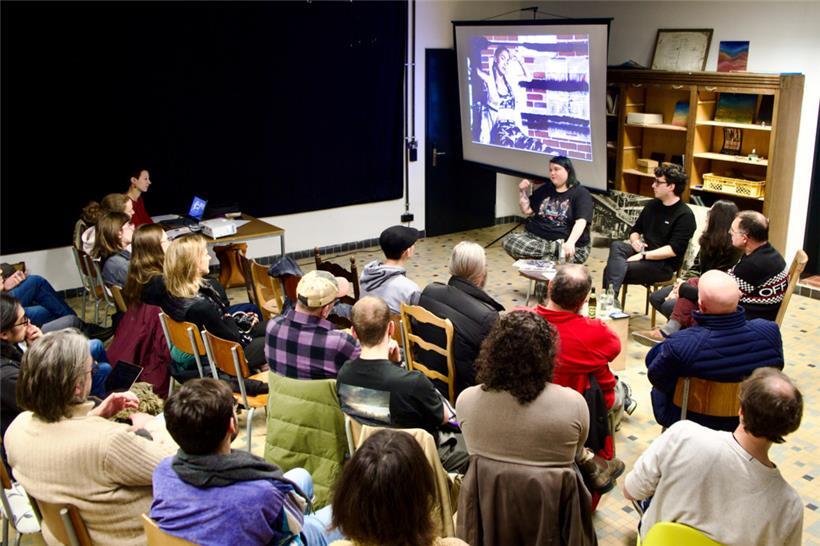 Eine Diskussion, bei der die Schattenseiten der Modeindustrie aufkamen
