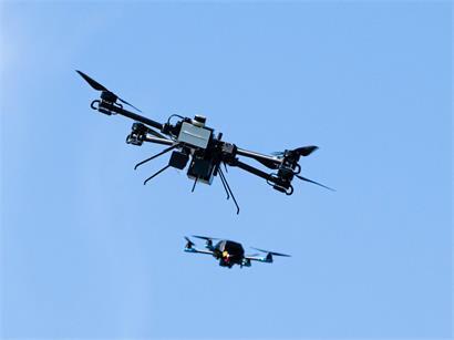 Eine Drohne von Argus Interception jagt eine kleine Drohne, um diese mit einem Netz einzufangen. Eine Lösung für Luxemburg?