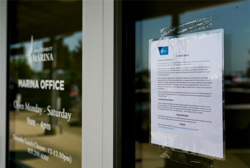 Eine Erklärung über das vermisste Tauchboot „Titan“ klebt an der Fassade des Hafenbüros der Firma Oceangate
