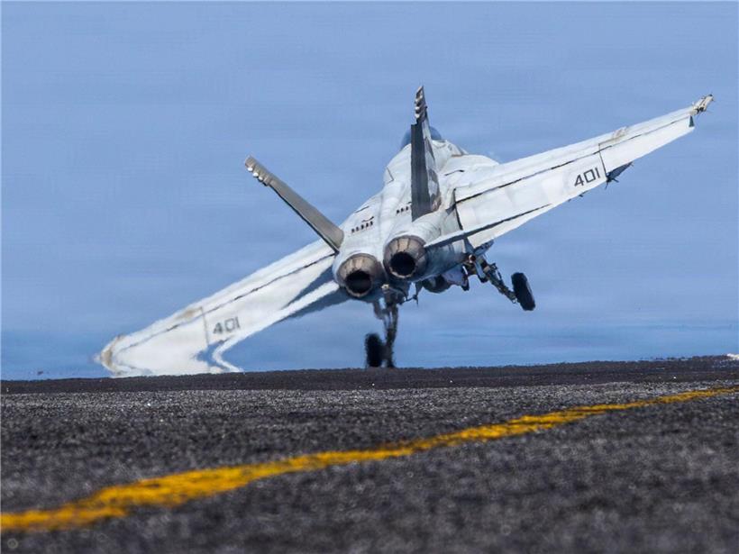 F/A-18E Super Hornet Jet beim Start zur Unterstützung der Operation Epic Fury, militärischer Kampfflugzeug-Einsatz