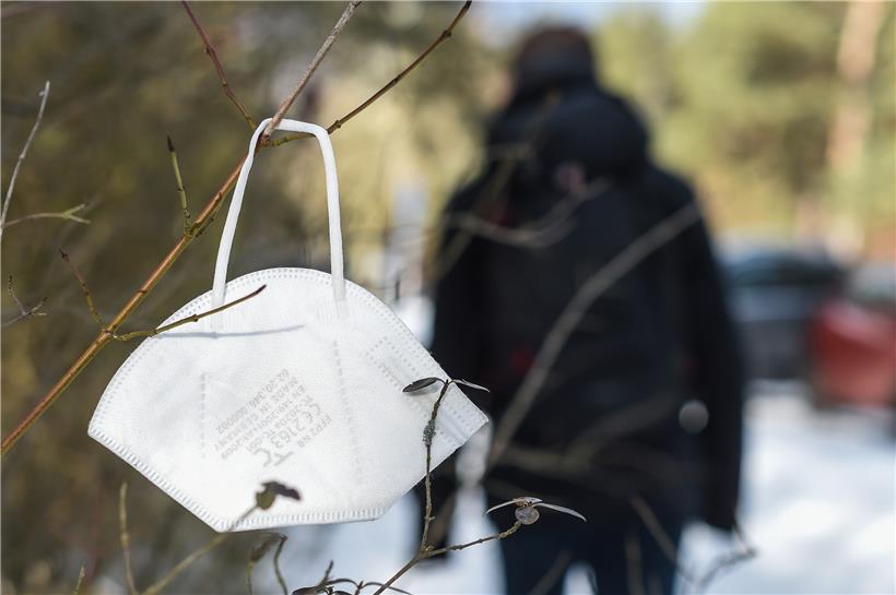 Eine FFP2-Maske hängt an einem Strauch: Ein Polizist sagte, er sei bei der Durchsuchung „knietief in chinesischen Masken gewatet“
