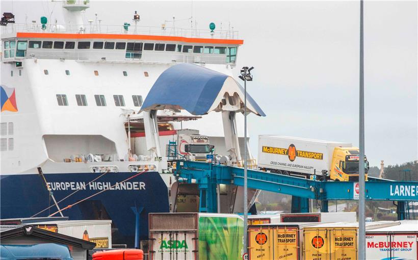 Eine Fähre hat in Nordirland angelegt: Der Warenverkehr zwischen Großbritannien und der irischen Provinz löst Unstimmigkeiten zwischen Brüssel und London aus
