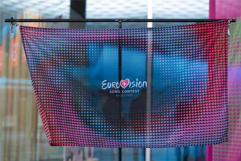 Eine Fahne des Eurovision Song Contest 2025 weht im Wind 
