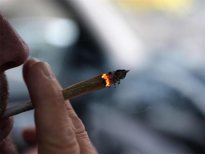 Fahrerin verliert beim Abfahren die Kontrolle über Auto, Unfallstelle mit Polizei im Hintergrund