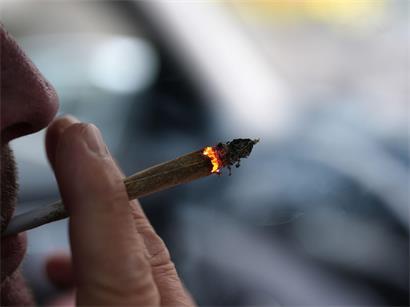 Fahrerin verliert beim Abfahren die Kontrolle über Auto, Unfallstelle mit Polizei im Hintergrund