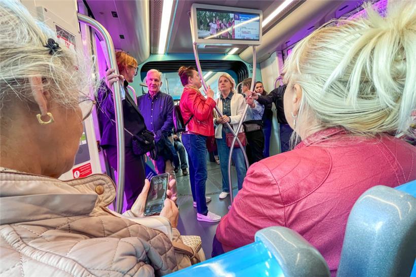 Eine Fahrt mit der Tram ist Teil der zweieinhalbstündigen Führung, bei der verschiedene Transportwege genutzt werden
