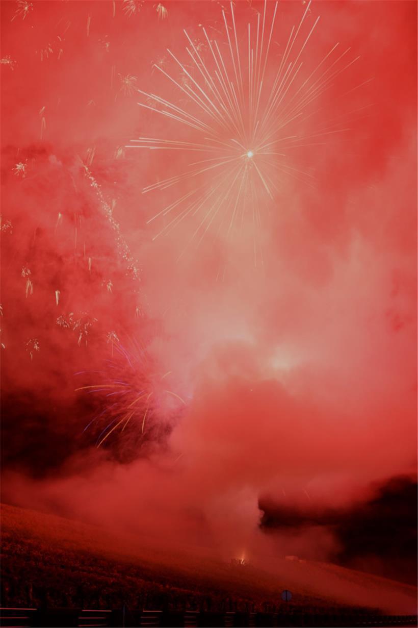 Eine Feuerwerkschau tauchte die Mosel in ganz besondere Farben.