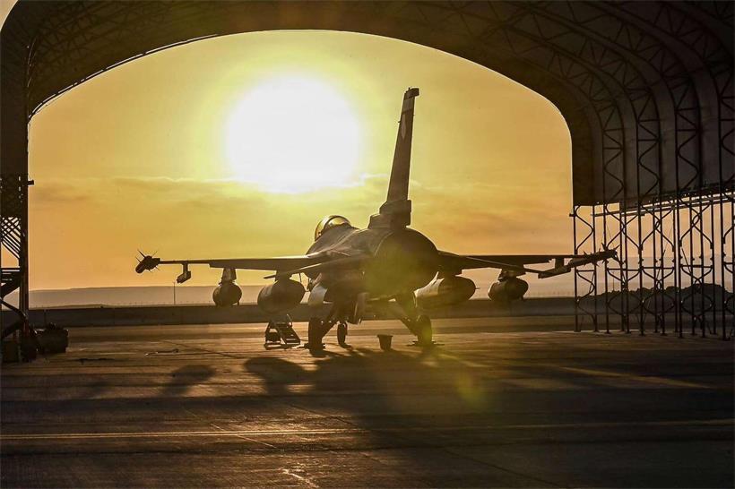 Eine „Fighting Falcon“ der US-Luftwaffe steht auf dem Flugfeld der Cerro-Moreno-Luftwaffenbasis in Antofagasta, Chile