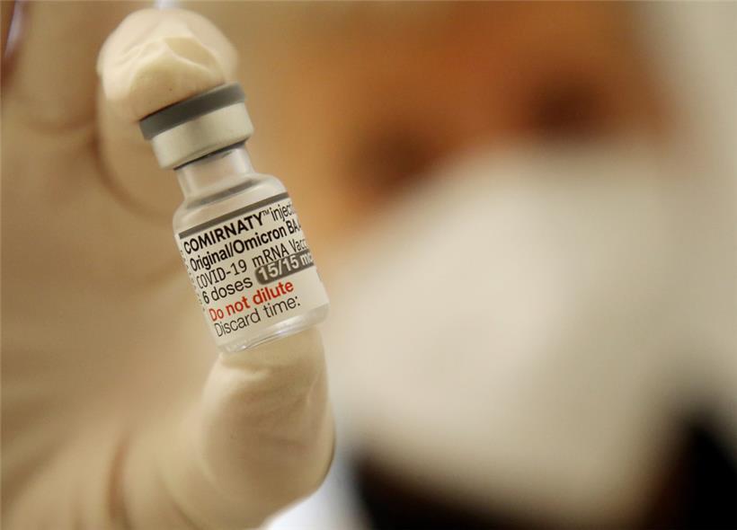 Eine Flasche mit dem neuen Corona-Booster des Unternehmens Biontech
