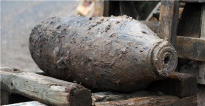 Eine Fliegerbombe, ähnlich wie diese (Archivbild von 2011 aus Kassel), sorgt derzeit in Trier für Aufwand
