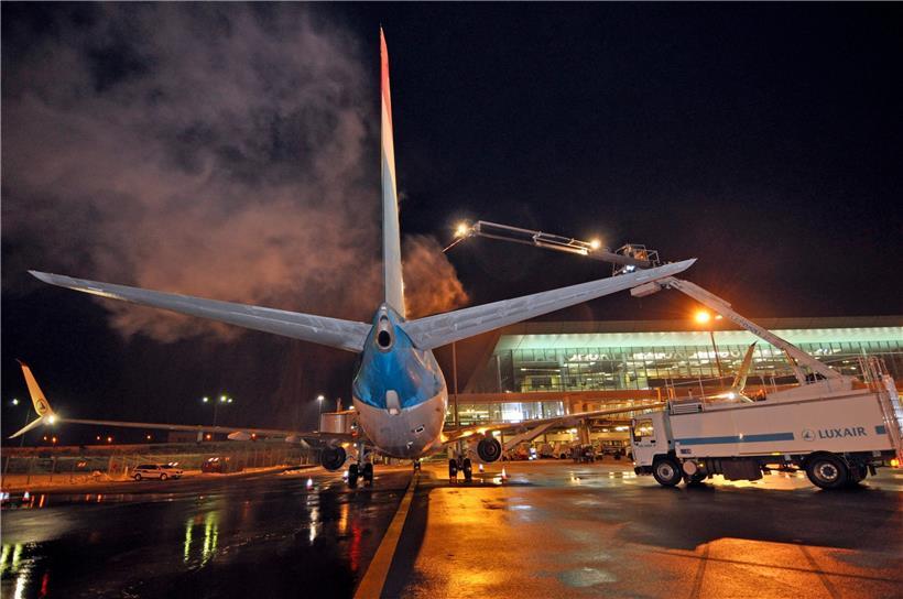 Eine Flugzeugenteisung (de-icing) am Findel
