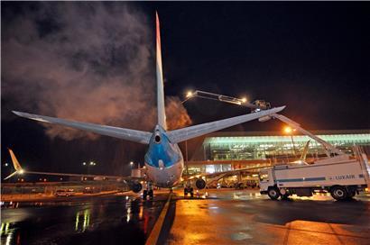 Eine Flugzeugenteisung (de-icing) am Findel
