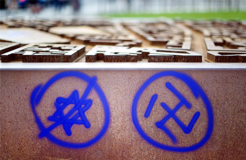 Eine Form des Antisemitismus: Ein Hakenkreuz und ein durchgestrichener Davidstern an einer Gedenkstätte in Deutschland
