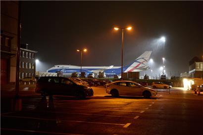 Eine Frachtmaschine vom Typ Boeing 747 der Airline Cargologicair UK steht auf dem Vorfeld des Flughafens Hahn. Der Jumbojet unter russischer Kontrolle darf vorerst nicht mehr vom Flughafen Hahn abheben
