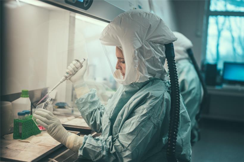 Eine Frau arbeitet im Institut für Mikrobiologie der Bundeswehr in München. Das Institut hat auch erstmals in Deutschland bei einem Patienten das Affenpockenvirus zweifelsfrei nachgewiesen.
