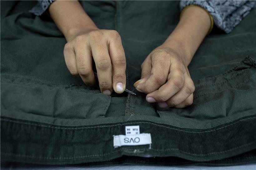 Eine Frau arbeitet in einer Textilfabrik in der Hauptstadt von Bangladesch, wo unter oft fragwürdigen Arbeitsbedingungen ein großer Teil der Bekleidung für den europäischen Markt hergestellt wird
