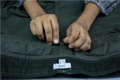 Eine Frau arbeitet in einer Textilfabrik in der Hauptstadt von Bangladesch, wo unter oft fragwürdigen Arbeitsbedingungen ein großer Teil der Bekleidung für den europäischen Markt hergestellt wird
