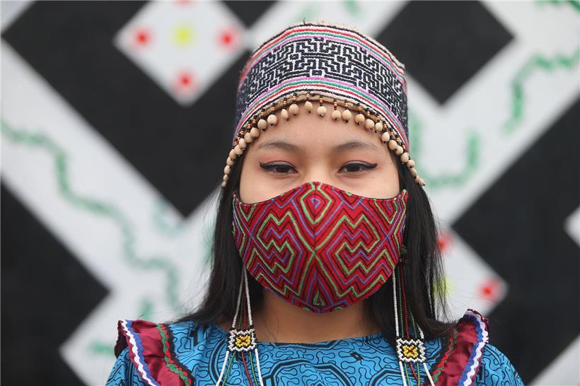 Eine Frau aus Peru mit Schutzmaske
