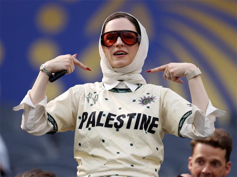 Frau trägt Palästina-Fantrikot ohne Israel beim WM-Gruppenspiel Iran gegen Neuseeland in Los Angeles