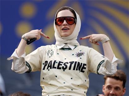 Frau trägt Palästina-Fantrikot ohne Israel beim WM-Gruppenspiel Iran gegen Neuseeland in Los Angeles