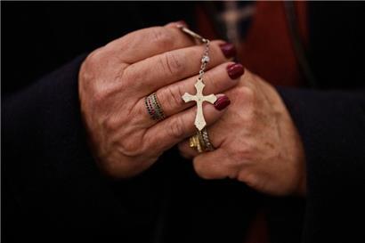 Eine Frau betet für Papst Franziskus in der Almudena-Kathedrale in Madrid
