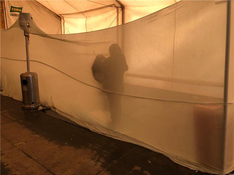 Eine Frau betet in einer improvisierten Moschee im Aufnahmezentrum für Migranten. Erst vor drei Wochen hat Serbien den Ausnahmezustand aufgehoben. 
