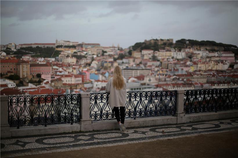 Eine Frau blickt auf Lissabon: Luxemburg wird im Südosten Portugals helfen  
