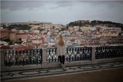 Eine Frau blickt auf Lissabon: Luxemburg wird im Südosten Portugals helfen  
