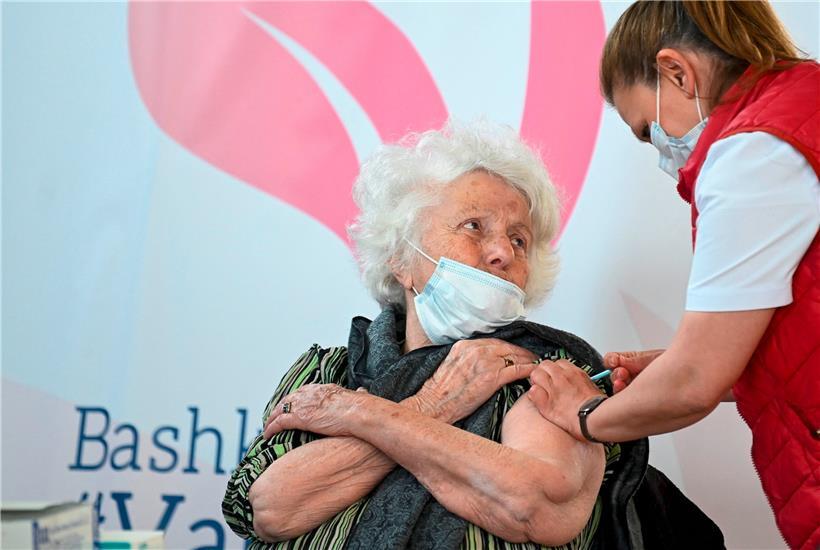 Eine Frau erhält in Pristina eine Impfung mit dem Wirkstoff von AstraZeneca
