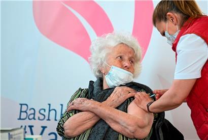 Eine Frau erhält in Pristina eine Impfung mit dem Wirkstoff von AstraZeneca

