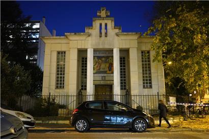 Eine Frau geht an einer Kirche in Lyon vorbei, vor der ein griechisch-orthodoxer Priester angeschossen wurde. Der griechische Priester sei dabei gewesen, die Kirche zu schließen. Der Vorfall ereignete sich nur wenige Tage nach dem tödlichen Messerstich in Nizza, bei dem ein 21-jähriger mutmaßlicher Terrorist aus Tunesien in einer Kirche drei Menschen mit einem Messer…
