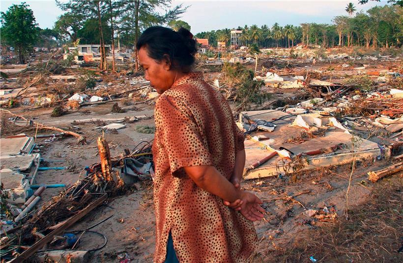 Eine Frau geht durch die Trümmer des vom Tsunami am 26. Dezember 2004 zerstörten Nang-Thong-Resorts am Strand von Khao Lak
