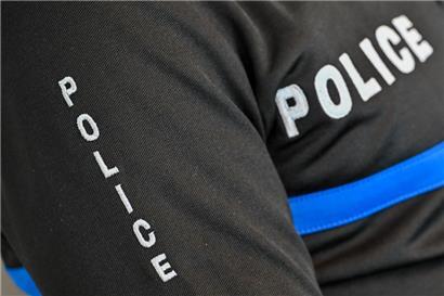 Eine Frau greift einen Polizisten an, nachdem sie aufgefordert wurde, das Fahren zu unterlassen
