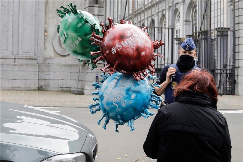 Eine Frau hält Luftballons in Form eines Virus mit Aufschriften wie „#staysafe“ („Passt auf euch auf“) und „Beat the Virus“ („Bekämpft den Virus“) vor einem Gebäude, in dem sich ein Beratungsausschuss aus Ministern der belgischen Bundesregierung, der Regionalregierungen und der Gemeinderegierungen trifft. Das Treffen der verschiedenen Regierungen findet statt, um aufgrund steigender Corona-Infektionszahlen im Land…

