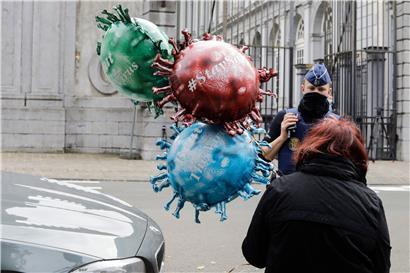 Eine Frau hält Luftballons in Form eines Virus mit Aufschriften wie „#staysafe“ („Passt auf euch auf“) und „Beat the Virus“ („Bekämpft den Virus“) vor einem Gebäude, in dem sich ein Beratungsausschuss aus Ministern der belgischen Bundesregierung, der Regionalregierungen und der Gemeinderegierungen trifft. Das Treffen der verschiedenen Regierungen findet statt, um aufgrund steigender Corona-Infektionszahlen im Land…
