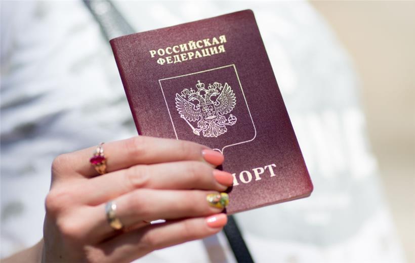 Eine Frau hält ihren russischen Pass in den Händen – die EU könnte Russen bald den Zutritt verwehren
