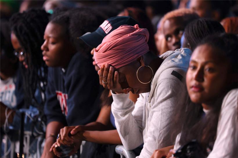 Eine Frau hält sich den Kopf, während Anhänger der demokratischen Präsidentschaf...