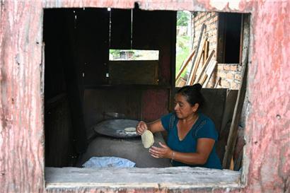 Eine Frau im honduranischen Tegucigalpa bereitet Essen vor: Die ärmere Hälfte der Weltbevölkerung besitzt nur zwei Prozent des weltweiten Vermögens
