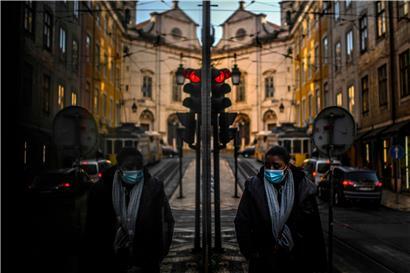 Eine Frau in Lissabon, wo die britische Virusvariante gerade grassiert: Mehr oder weniger sind wir wieder da, wo wir vor etwas weniger als einem Jahr schon einmal waren. Zwischen den EU-Staaten läuft in der Pandemiebekämpfung kaum etwas synchron.
