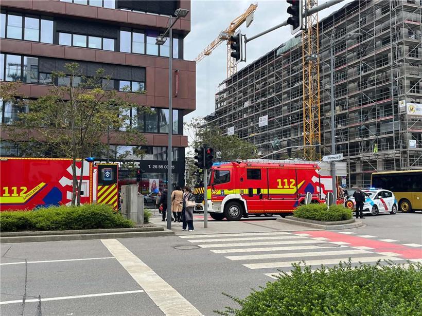 Frau wird am Mittwoch in Belval von Auto erfasst, Unfallstelle mit Einsatzkräften und Fahrzeugen sichtbar