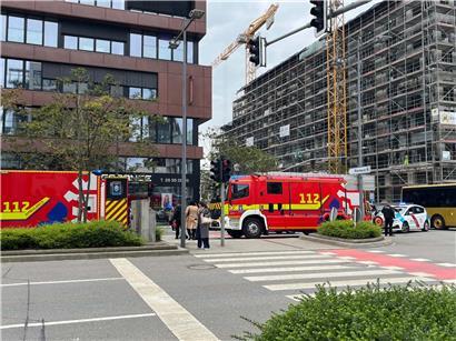Frau wird am Mittwoch in Belval von Auto erfasst, Unfallstelle mit Einsatzkräften und Fahrzeugen sichtbar