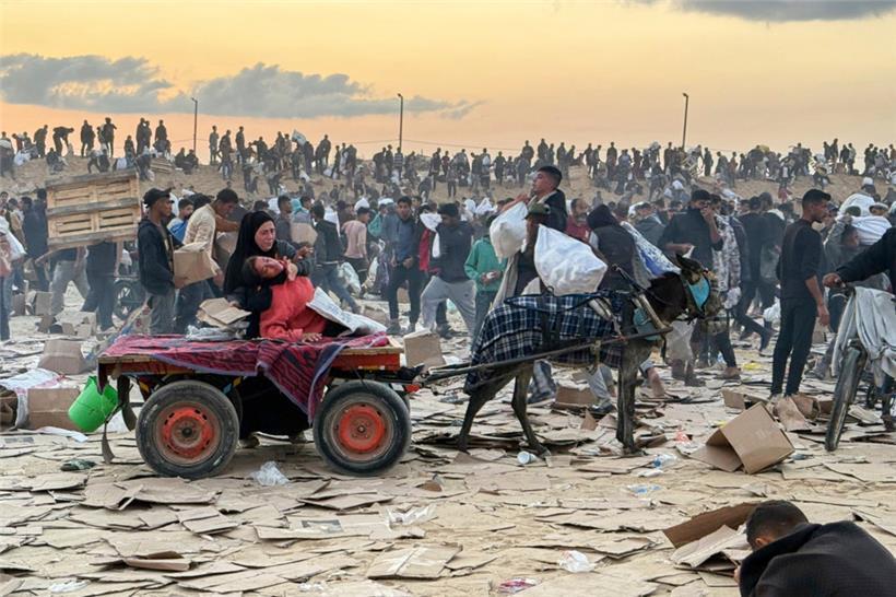 Eine Frau ist auf einem Eselskarren zusammengesackt, nachdem sie bei der Verteilung von Lebensmitteln in Gaza von einem Teil einer Blendgranate am Kopf getroffen wurde
