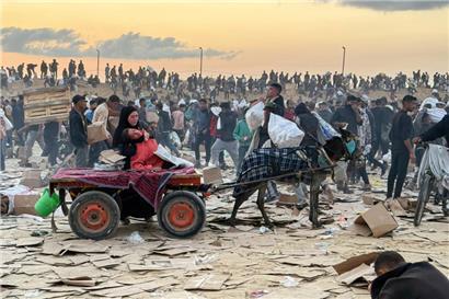 Eine Frau ist auf einem Eselskarren zusammengesackt, nachdem sie bei der Verteilung von Lebensmitteln in Gaza von einem Teil einer Blendgranate am Kopf getroffen wurde
